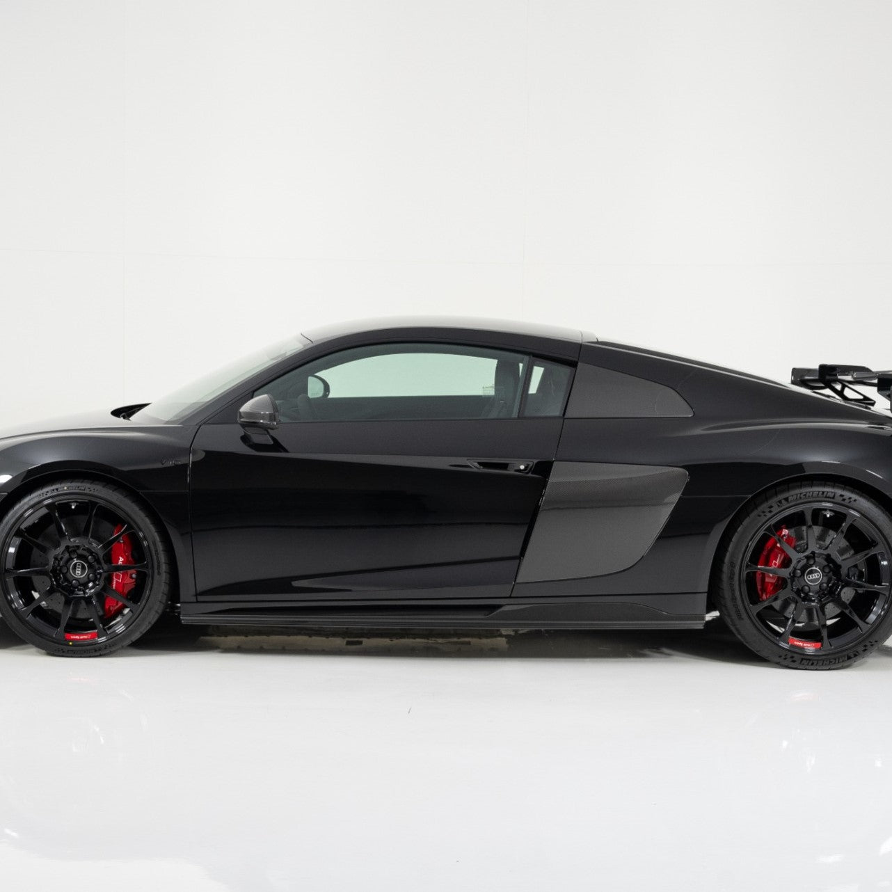 Audi Pre-Preg Carbon Fiber GT Style Side Skirts for R8 Gen 2 FL