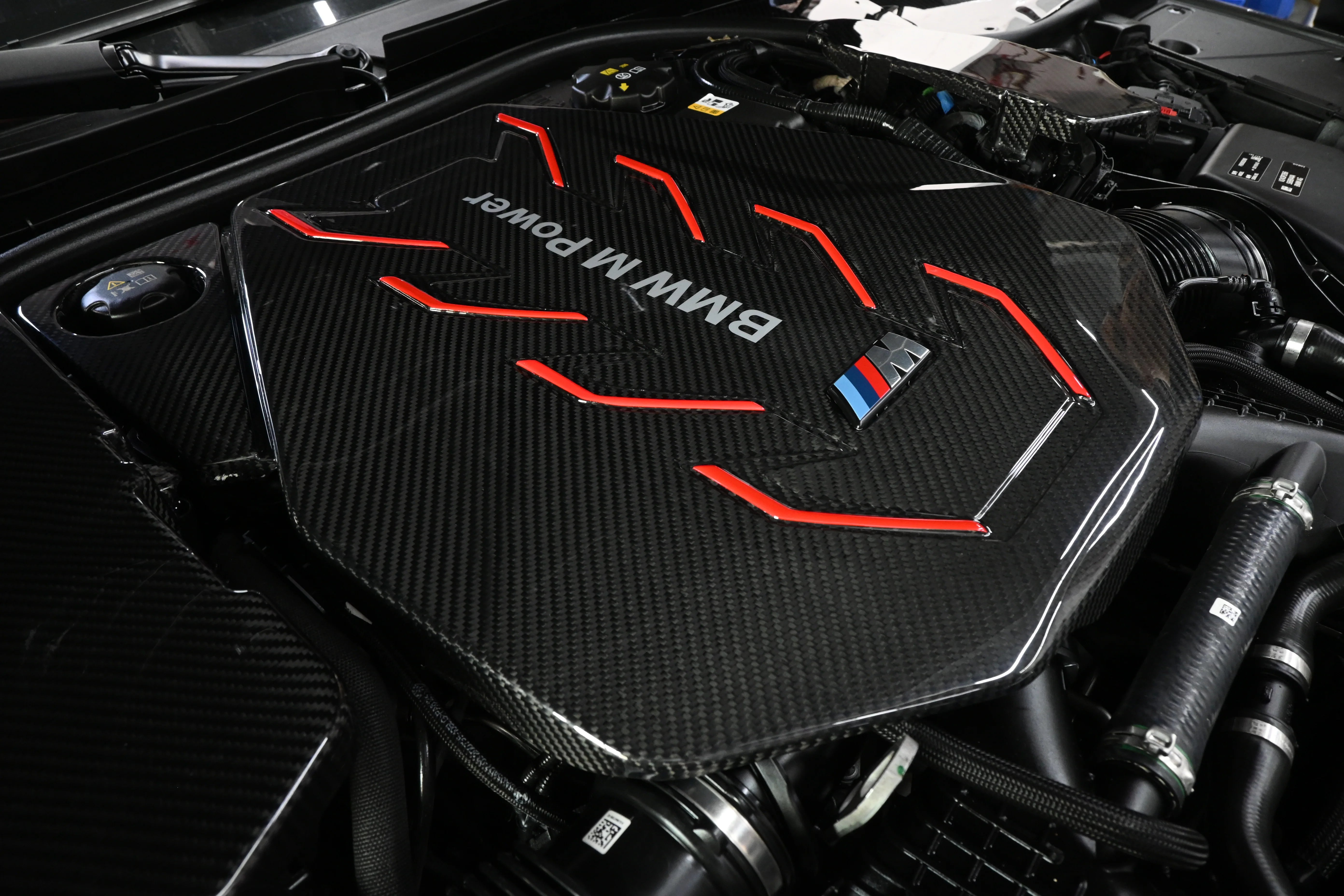 BMW Pre-Preg Carbon Fiber Engine Cover for G90/G99 M5