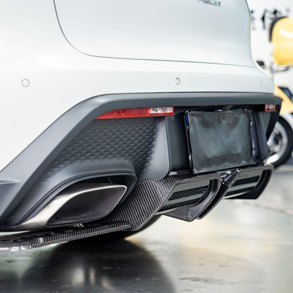 Porsche Pre-Preg Carbon Fiber Rear Diffuser with LED for Macan 2022-2023